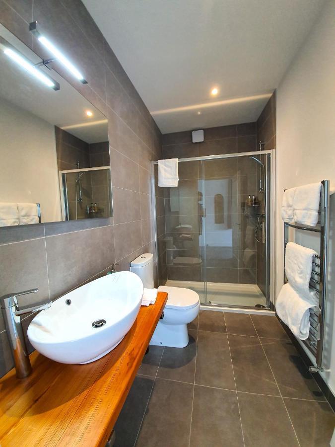 Dingle Garden Townhouse Bed and Breakfast Exteriör bild A wet room