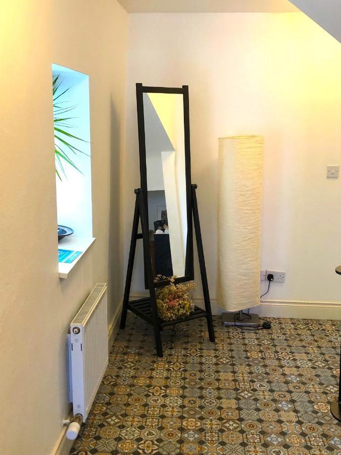 Dingle Garden Townhouse Bed and Breakfast Exteriör bild A floor standing mirror