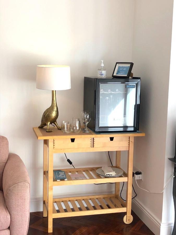 Dingle Garden Townhouse Bed and Breakfast Exteriör bild A mini-fridge in a hotel room