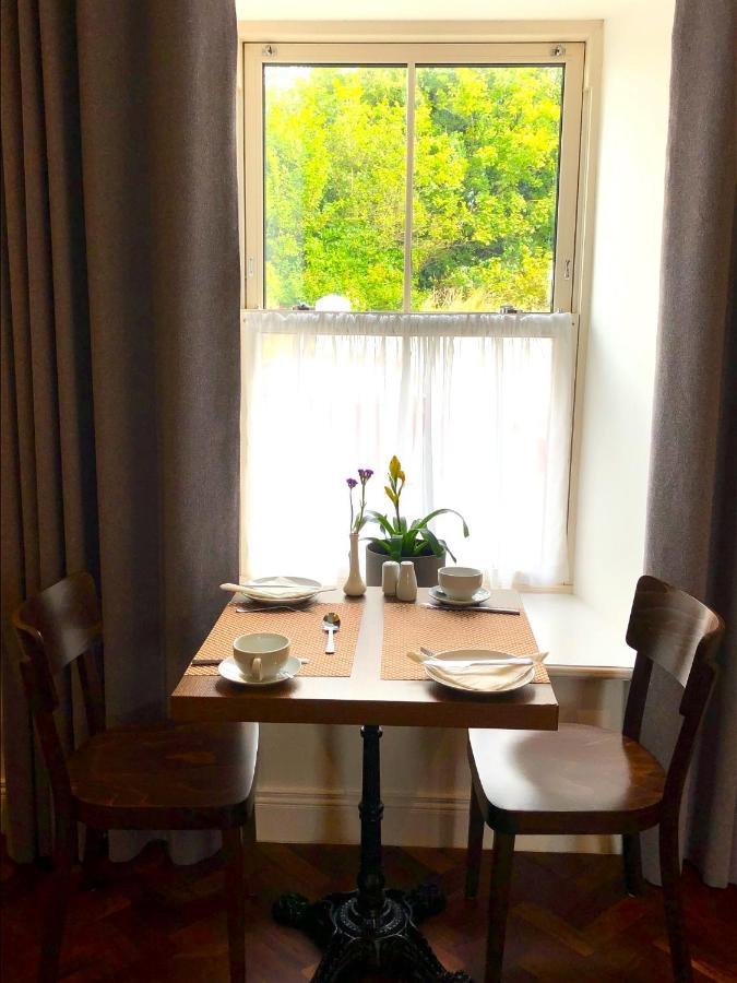 Dingle Garden Townhouse Bed and Breakfast Exteriör bild A table set for breakfast