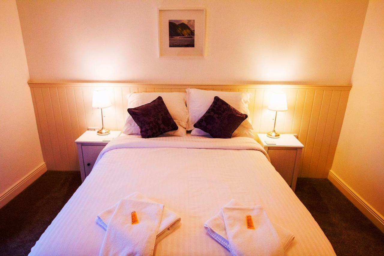 Dingle Garden Townhouse Bed and Breakfast Exteriör bild A bedroom at the hotel