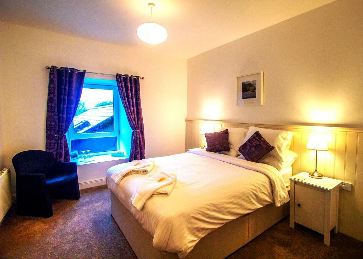 Dingle Garden Townhouse Bed and Breakfast Exteriör bild A bedroom at the Old Post Office