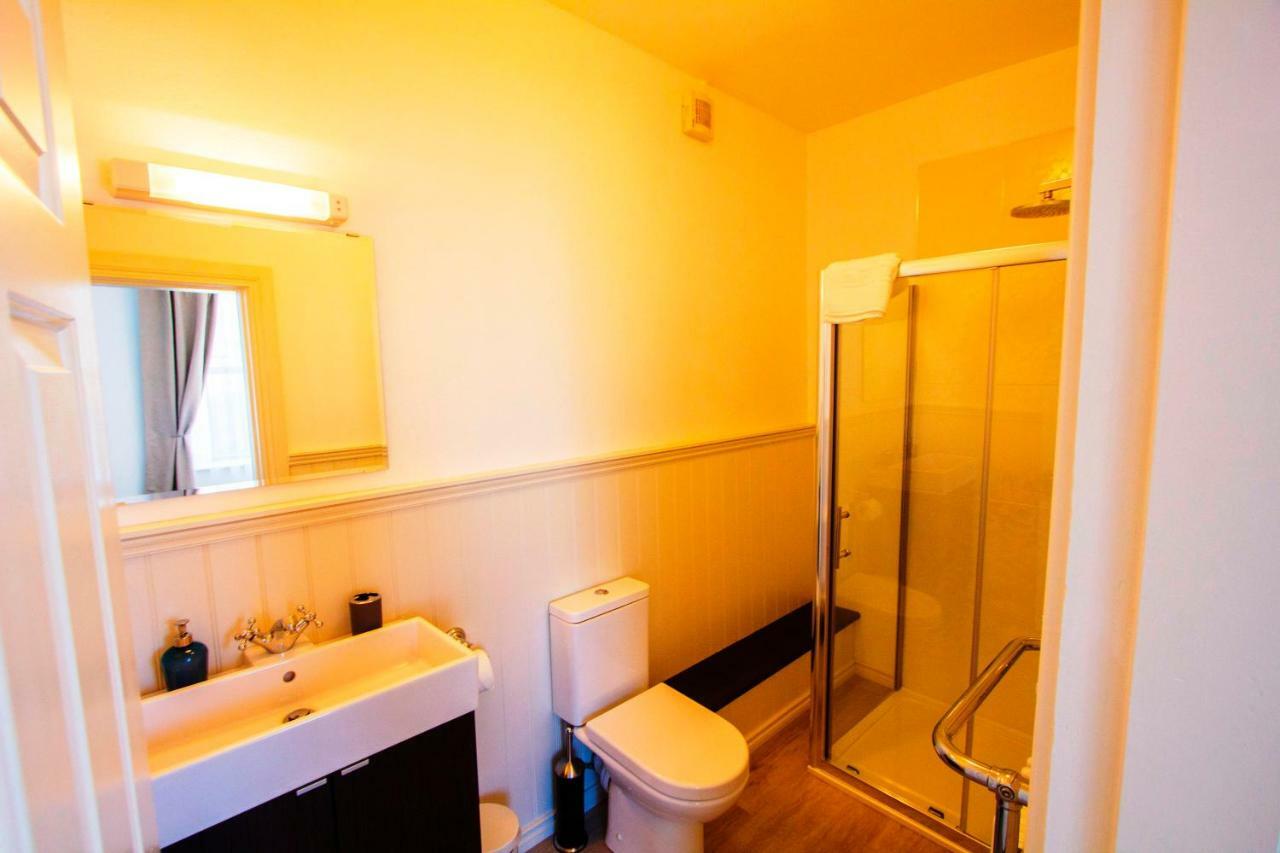 Dingle Garden Townhouse Bed and Breakfast Exteriör bild A typical bathroom in a student house