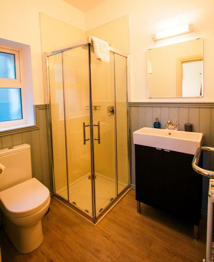 Dingle Garden Townhouse Bed and Breakfast Exteriör bild A shower enclosure